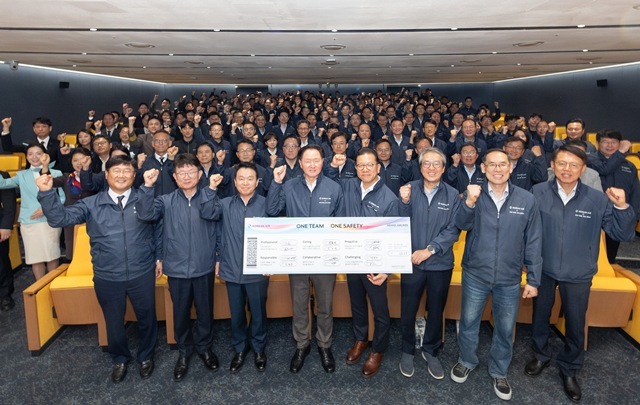 우기홍 대한항공 대표이사 부회장(앞줄 좌측 네 번째), 송보영 아시아나항공 대표이사(앞줄 좌측 다섯 번째) 등 행사 참석자들이 기념촬영을 하는 모습. /대한항공
