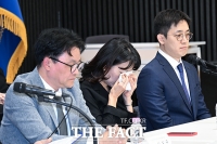  눈물 닦는 이지숙 아주대병원 소아전문응급의료센터장 [포토]