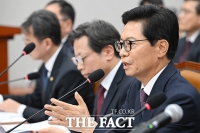  국회 사무처 국감에서 답변하는 황정근 관장 [포토]