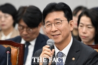 미소 지으며 질의에 답하는 고용진 국회사무총장 [포토]