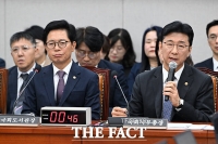  국회사무처 국정감사 참석한 황정근-고용진 [포토]