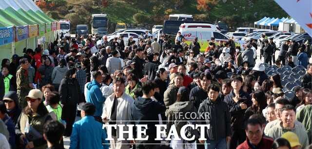 31일 성주군 가야산국립공원 백운동지구에서 열린 ‘제15회 성주가야산사랑 가을산행대회’ 행사장이 전국 각지에서 찾아온 등산객과 관광객들로 북적이고 있다. 이날 행사에는 1500여 명이 참가해 가을 산행과 다채로운 축제 프로그램을 즐겼다. /성주군