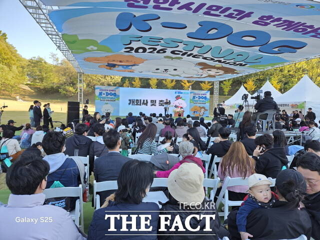31일 천안시민체육공원에서 열린 2026 K-DOG FESTIVAL에서 시민과 반려견들이 다양한 프로그램을 즐기며 가을 축제를 만끽하고 있다. /정효기 기자