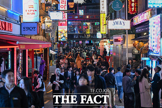핼러윈 당일인 31일 오후 서울 용산구 이태원세계음식문화거리가 방문객들로 붐비고 있다. /송호영 기자