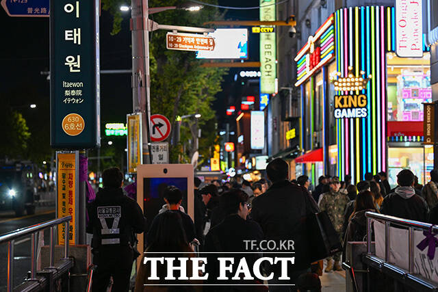 거리에 우측보행 안내 표지판이 설치돼 있다.