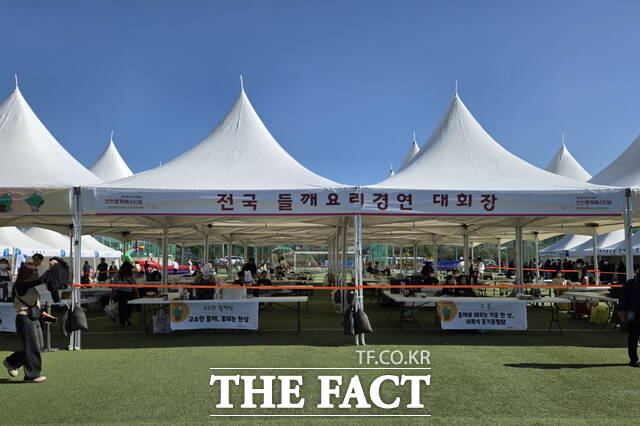 31일 직산읍 삼은공원에서 열린 제5회 K-FOOD 천안들깨페스티벌 전국들깨요리경연대회가 열띤 분위기 속에 진행되고 있다. /정효기 기자