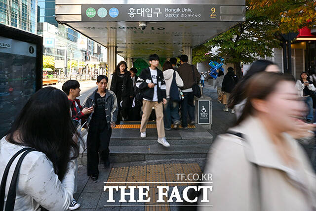레드로드 건널목이 시민들로 붐비고 있다.