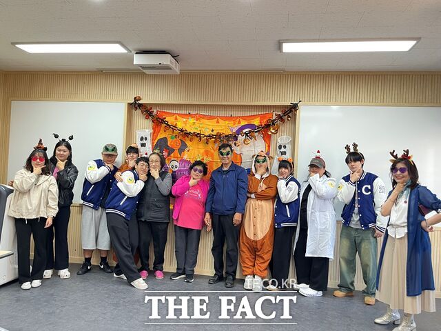 충남도립대 작업치료학과 학생들이 지역의 어르신들과 함께 '인지 및 재활 프로그램'을 운영하며 기념촬영을 하고 있다. /충남도립대