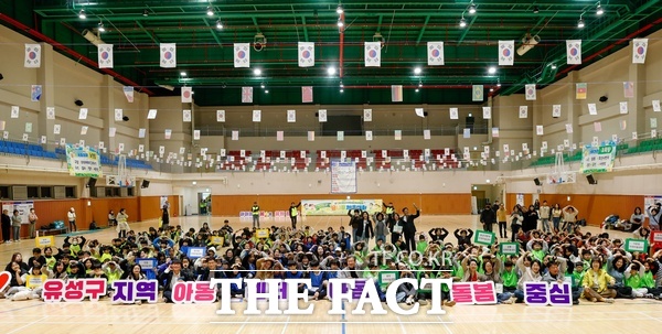 31일 유성종합스포츠센터에서 열린 유성구 지역아동센터연합회 주관 ‘제13회 꿈나무 체육대회’에서 기념촬영을 하고 있다. /대전시 유성구