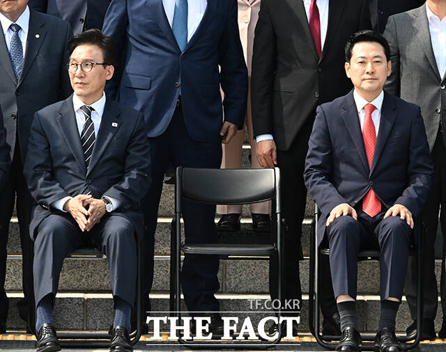 김민석 더불어민주당 대표와 장동혁 국민의힘 대표가 지난 9월 3일 서울 여의도 국회 본관 앞에서 22대 국회 후반기 정기국회 개원을 기념하는 단체사진 촬영을 기다리고 있다. /배정한 기자