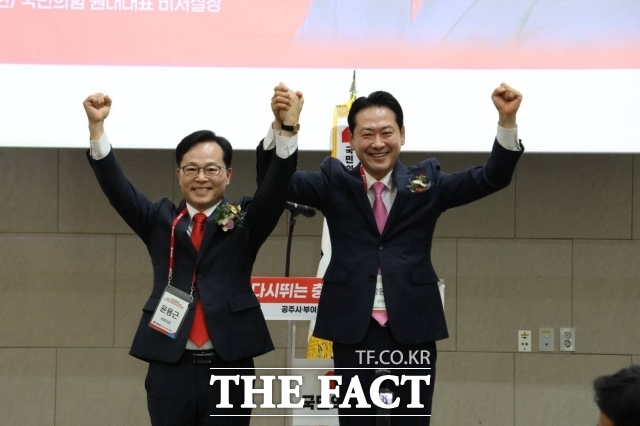 장동혁 국민의힘 대표(오른쪽)와 윤용근 의원이 환영인사를 하고 있다. /윤용근 의원실