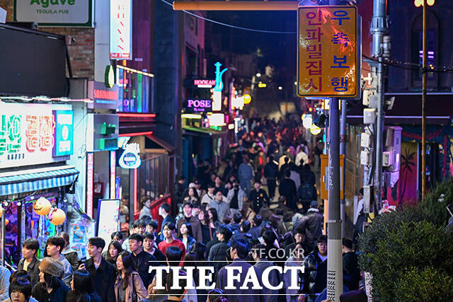 거리에 우측보행 안내 표지판이 설치돼 있다.