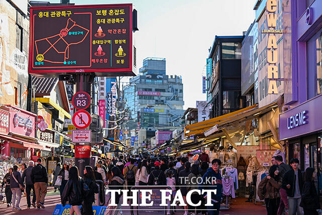 핼러윈 당일인 31일 오후 서울 마포구 레드로드 전광판에 보행 혼잡도가 표시돼 있다. /송호영 기자