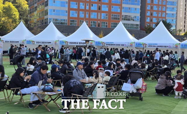 시민과 반려동물들이 31일 천안시민체육공원에서 열린 2026 K-DOG FESTIVAL에서 다양한 프로그램을 즐기며 즐거운 시간을 보내고 있다. /정효기 기자
