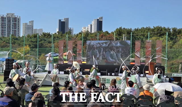 천안시립 흥타령풍물단이 31일 열린 제5회 K-FOOD 천안들깨페스티벌 주무대 앞 광장에서 신명 나는 공연을 펼치고 있다. /정효기 기자