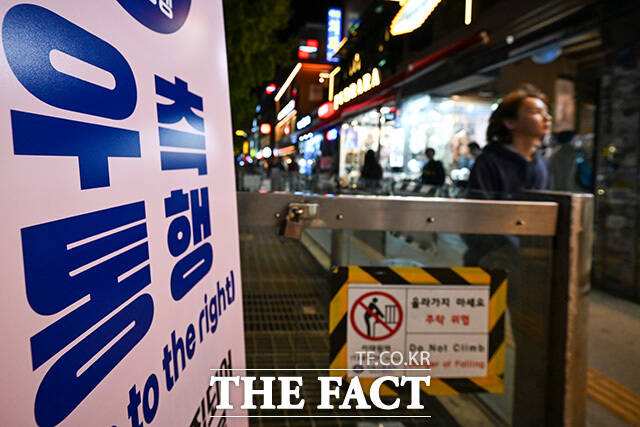 거리에 우측보행 안내 표지판이 설치돼 있다.