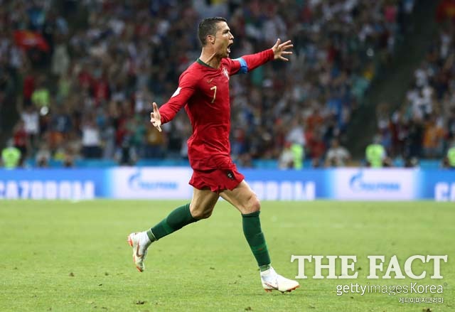 호날두의 포효! 호날두가 포르투갈-스페인 경기에서 해트트릭을 터뜨린 뒤 포효하고 있다. /소치(러시아)=게티이미지