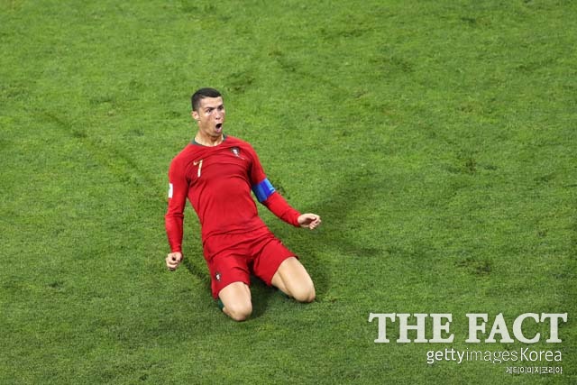 포르투갈, 스페인과 3-3 무승부. 호날두가 해트트릭을 폭발하며 포르투갈-스페인전 주인공으로 떠올랐다. 포르투갈-스페인 경기에서 골을 터뜨린 뒤 특유의 '호우 세리머니'를 펼치는 호날두. /소치(러시아)=게티이미지