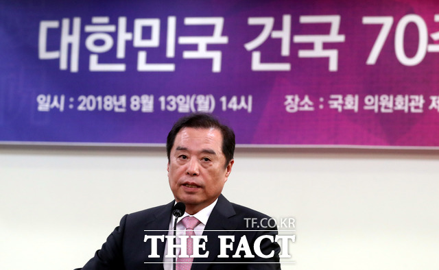 한국당은 최근 '건국 70주년' 기념 세미나 및 토론회를 개최하며 이승만 전 대통령을 '국부'로 띄우고 1948년이 건국 시기라고 주장했다. 사진은 김 위원장이 지난 13일 국회 의원회관에서 열린 '대한민국 건국 70주년 기념 토론회'(심재철 의원 주최)에 참석해 축사하는 모습. /뉴시스