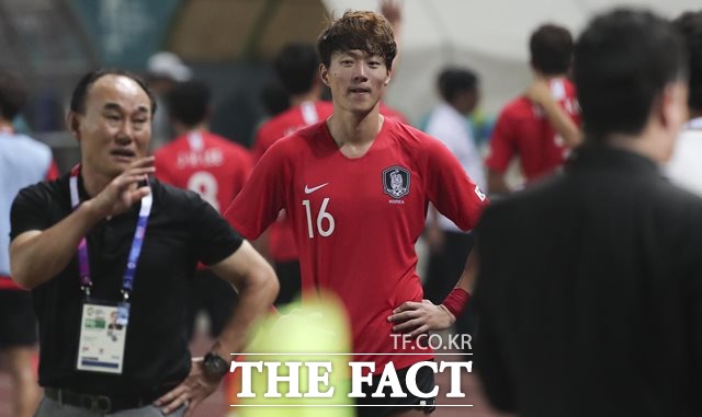 27일 2018 자카르타-팔렘방 아시안게임 남자 축구 8강전 대한민국-우즈베키스탄 경기에서 해트트릭과 페널티킥을 얻어내며 승리를 끌어낸 대한민국 황의조가 김학범 감독을 바라보고 있다. /브카시(인도네시아)=뉴시스