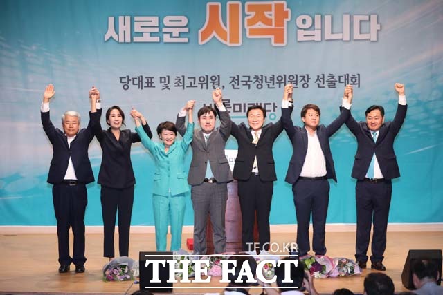 손 신임대표는 바른미래당을 제3당으로서 존재감 부각과 지지율 한 자릿수 극복 해결이라는 과제를 안게 됐다. 사진은 바른미래당 새 지도부의 모습/ 뉴시스