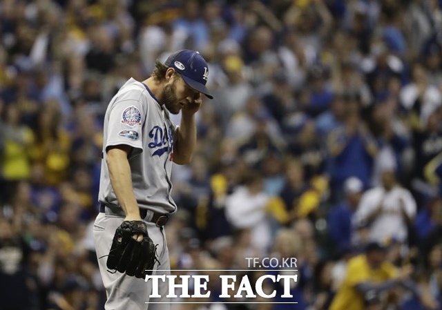 13일 밀워키 브루어스와 NLCS 1차전에서 부진한 다저스 1선발 클레이튼 커쇼가 괴로워하고 있다./AP.뉴시스