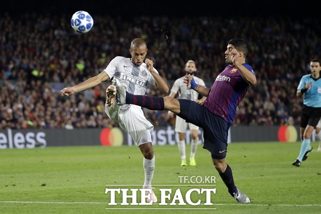  오는 27일(토)부터 29일(월)까지 벌어지는 잉글랜드 프로축구(EPL) 7경기와 스페인 프리메라리가 7경기 등 총 14경기를 대상으로 한 축구토토 승무패 31회차에서 국내축구팬들은 바르셀로나(홈)-레알마드리드(원정)전에서 66.95%가 홈팀 바르셀로나의 승리를 예상했다./AP.뉴시스