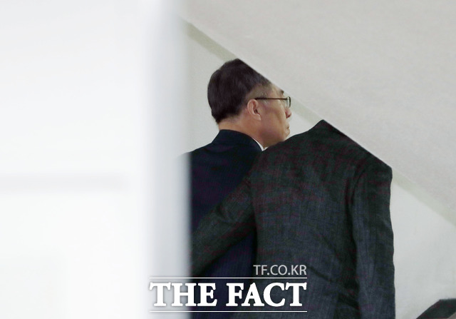 임 전 차장은 이날 법원에 출석해 취재진의 모든 질문에 침묵으로 대응했다. 임 전 차장이 26일 서울 서초구 서울중앙지방법원에서 열린 영장실질심사를 받기 위해 법정으로 향하는 모습. /뉴시스