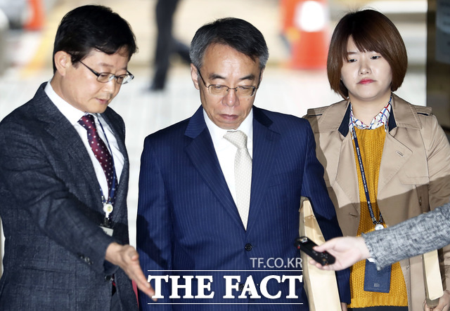 법원이 임종헌 전 법원행정처 차장에 대한 구속영장을 발부했다. 임 전 차장이 26일 서울 서초구 서울중앙지방법원에서 열린 영장실질심사에 출석하던 당시. /뉴시스