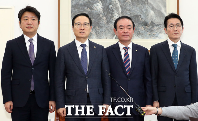 여야 4당이 오늘(12일) '5·18 망언'으로 논란이 된 한국당 의원 3인을 국회 윤리위에 제소한다. 왼쪽부터 유의동 바른미래당 원내수석부대표, 홍영표 더불어민주당, 장병완 민주평화당, 윤소하 정의당 원내대표가 11일 국회에서 긴급 회동한 모습. /뉴시스