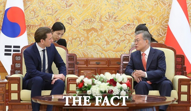 문재인 대통령이 14일 청와대 본관 접견실에서 세바스티안 쿠르츠 오스트리아 총리와 정상회담을 하고 있다. /뉴시스