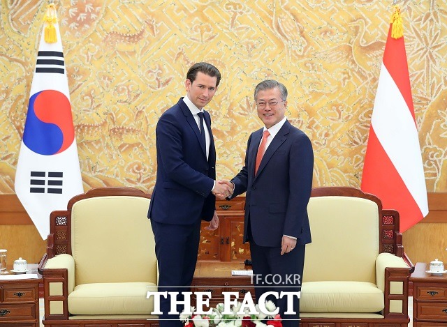 문재인 대통령이 14일 청와대 본관 접견실에서 세바스티안 쿠르츠 오스트리아 총리와 정상회담에 앞서 악수하고 있다. /뉴시스