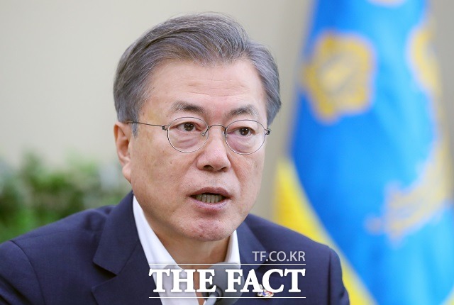 문재인 대통령이 25일 청와대 여민관에서 열린 수석 비서관·보좌관 회의를 주재하고 있다. /뉴시스