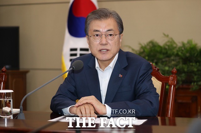 문재인 대통령이 1일 청와대 여민관에서 수석비서관·보좌관 회의를 주재하고 있다. /뉴시스