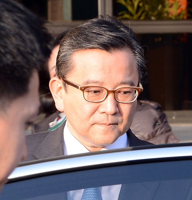 김학의 전 법무부 차관의 성범죄 및 뇌물수수 의혹 등을 들여다보고 있는 검찰 수사단이 이틀 연속 압수수색에 나서는 등 속도를 내고 있다. 사진은 김학의 전 법무부 차관이 경기 과천정부청사를 나서고 있는 모습 /뉴시스