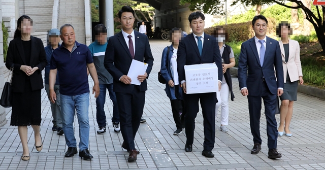 지금까지 코오롱생명과학·코오롱티슈진을 상대로 소송을 제기한 인보사 투여 환자들과 소액주주들은 680명에 이르는 것으로 파악됐다. 사진은 엄태섭(왼쪽 세번째) 법무법인 오킴스 소속 변호사를 비롯한 피해 환자들이 지난달 28일 오후 서울 서초구 서울중앙지방법원에서 코오롱 인보사 피해환자 손해배상 청소 소장을 제출하기 위해 법원으로 들어서고 있다. /뉴시스