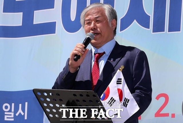참여연대는 15일 오전 경기 과천 정부과천청사 민원실 앞에서 불법영업으로 소비자 피해 양산하는 전광훈 알뜰폰 방통위 신고 및 사업자등록 취소 촉구 기자브리핑을 개최했다. /뉴시스