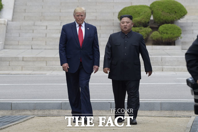 3월 말로 예정된 도널드 트럼프 미국 대통령의 중국 방문을 앞두고 한반도 정세의 변화 가능성을 예의주시해온 전문가들은 워싱턴과 평양의 최근 동향에 축각을 곤두세웠다. 사진은 지난 2019년 판문점 회담을 가진 도널드 트럼프 미국 대통령(왼쪽)과 김정은 북한 국무위원장./AP.뉴시스