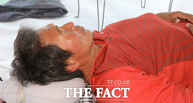 29일 15일째 단식을 진행 중인 이 의원이 기력이 쇠한 듯 누워있다. /뉴시스