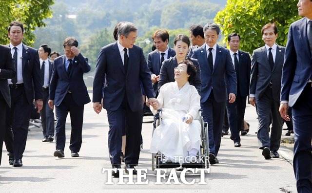 혼다 전 미 하원의원은 '위안부' 문제 해결을 적극적으로 방해하는 일본 아베 정부와 문재인 정부를 비교하면서 