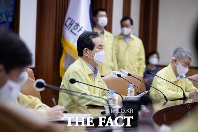 정부는 앞으로 2주간 수도권 사회적 거리두기 2단계 조치를 실시하되 오는 28일부터 추석 기간 특별 방역을 실시하기로 했다. 지난달 30일 코로나19 대응 중앙재난안전대책본부 회의를 주재하는 정 총리. /뉴시스
