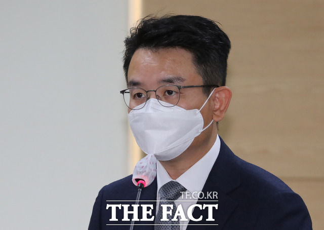 엄성환 쿠팡풀필먼트서비스 전무가 2020년 10월 26일 정부세종청사에서 열린 국회 환경노동위원회의 고용노동부, 경제사회노동위원회, 중앙노동위원회 등 소관기관에 대한 국정감사에 증인으로 출석해 쿠팡 물류창고에서 근무 후 집에서 숨진 故장덕준 씨와 관련된 위원 질의에 답변을 하고 있다. (공동취재사진) /뉴시스