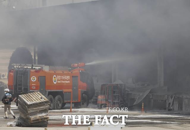 수원지법 안양지원 허문희 판사는 중실화 혐의로 기소된 튀니지 국적 A(29)씨에게 무죄를 선고했다고 11일 밝혔다. 사진은 지난해 4월 21일 불이 난 군포물류센터의 모습. /뉴시스