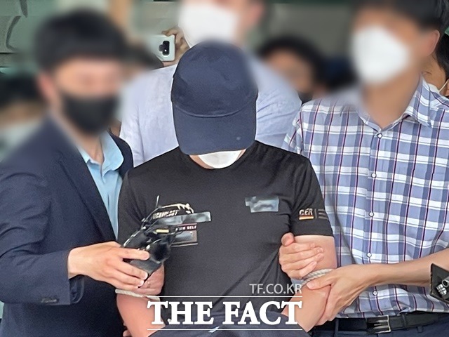 31일 청와대 국민청원 홈페이지에 따르면, 이날 오후 2시 30분 기준 '20개월 여아를 끔찍하게 학대하고 성폭행하여 살해한 아동학대 살인자를 신상공개 해주십시오'라는 제목의 청원에 10만 5000여명이 참여했다. /뉴시스