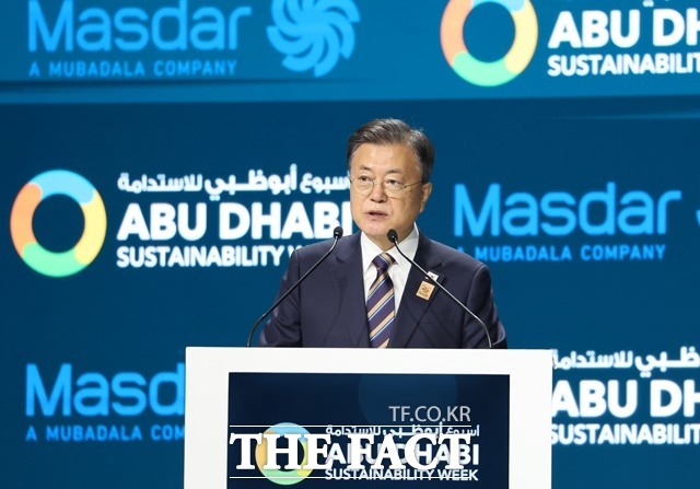 문재인 대통령이 17일(현지시간) 아랍에미리트(UAE) 두바이 엑스포 전시관에서 열린 아부다비 지속가능성주간 개막식에서 기조연설을 하고 있다. /뉴시스