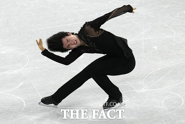 빙상 위 스핀 연기 펼치는 차준환. /베이징=AP.뉴시스