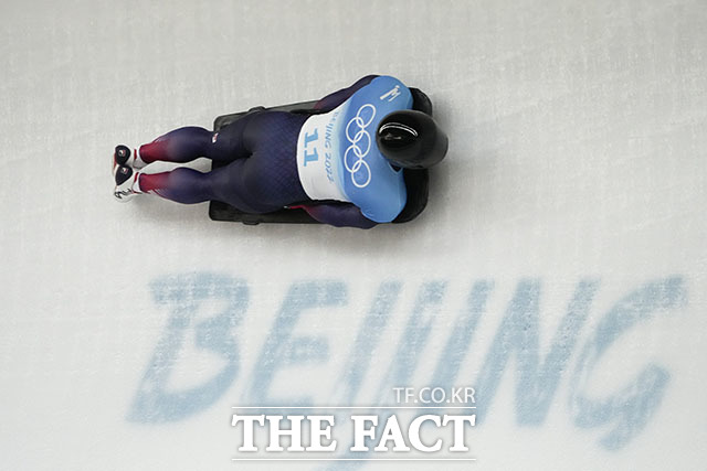 2018 평창 동계올림픽 스켈레톤 금메달리스트 윤성빈이 정승기의 뒤를 이어 1차 주행을 펼치고 있다. /베이징=AP.뉴시스