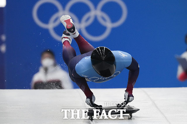 스켈레톤 정승기가 10일 중국 베이징 옌칭 국립 슬라이딩센터에서 2022 베이징 동계올림픽 스켈레톤 종목 1차 주행을 펼치고 있다. /베이징=AP.뉴시스
