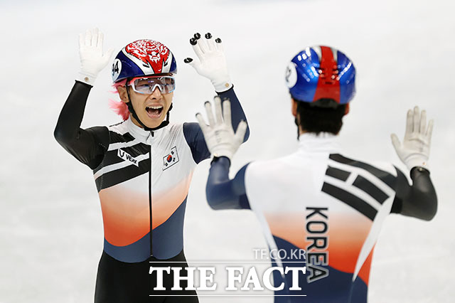 5000m 남자 계주, 메달 사냥 나선다! 기쁨의 하이파이브하는 곽윤기 선수.