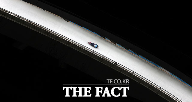 정승기가 어둠을 뚫고 주행로를 달리고 있다.